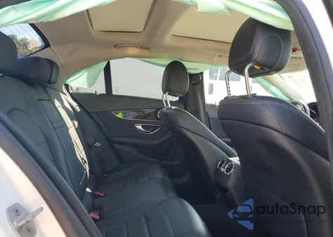 2016 Mercedes-Benz C 300 4Matic z USA, uszkodzony, nr VIN 55SWF4KB4GU135961